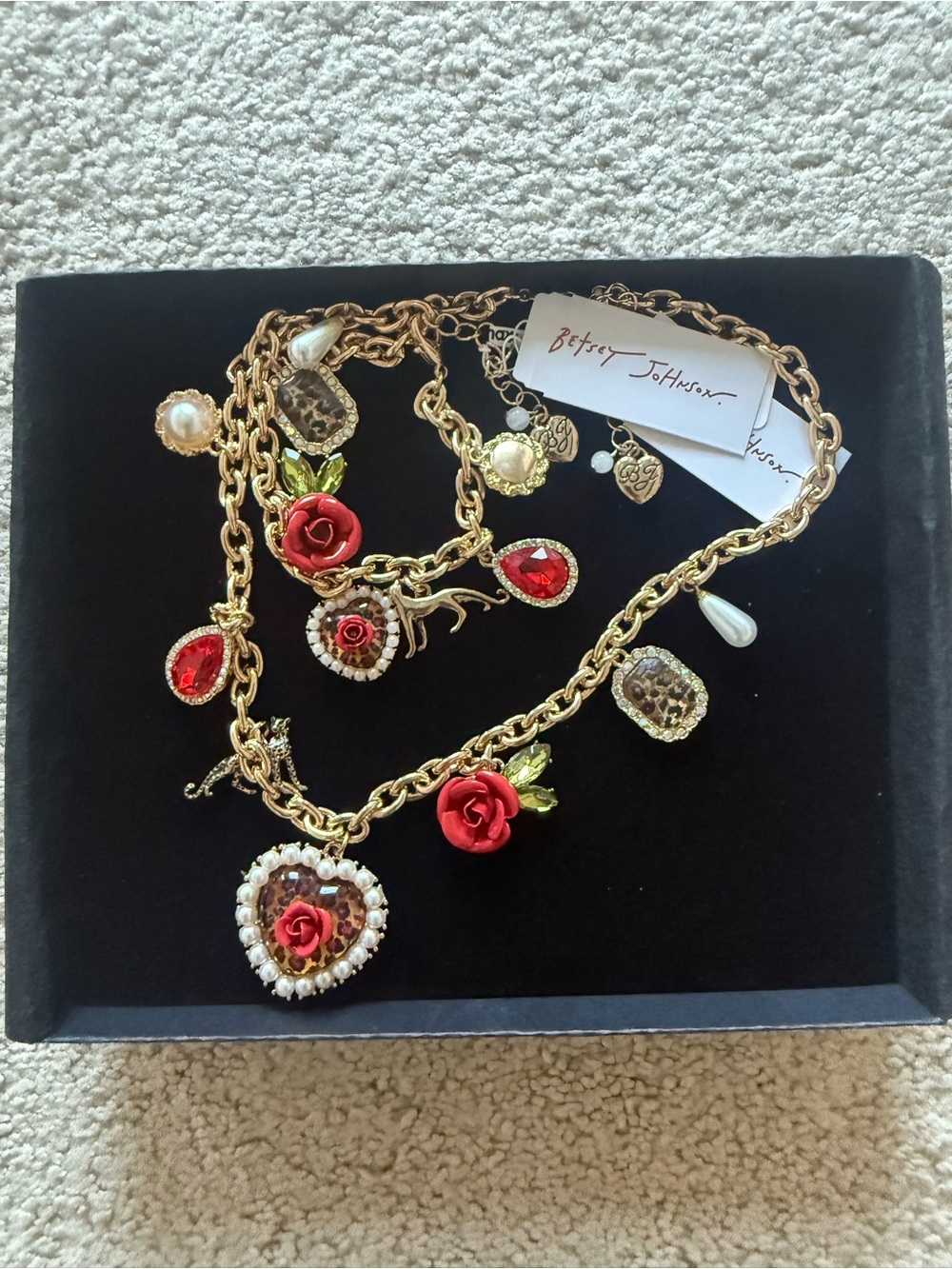 Betsey Johnson charm motif leopard, pearl and rose Necklace & bracelet set